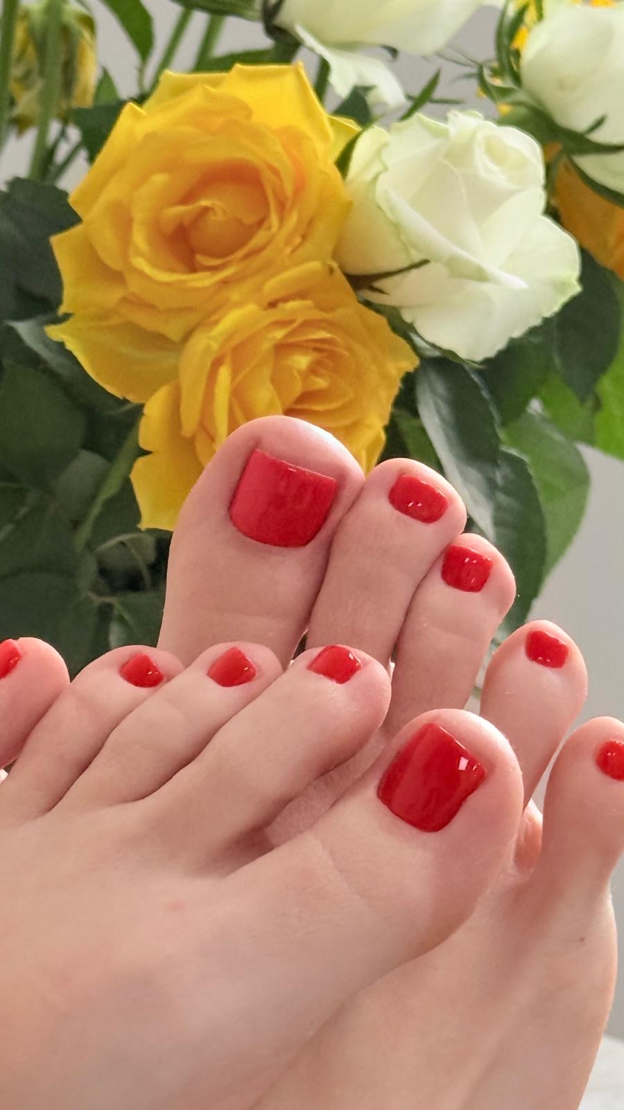 Afgewerkte pedicure met rode nagellak