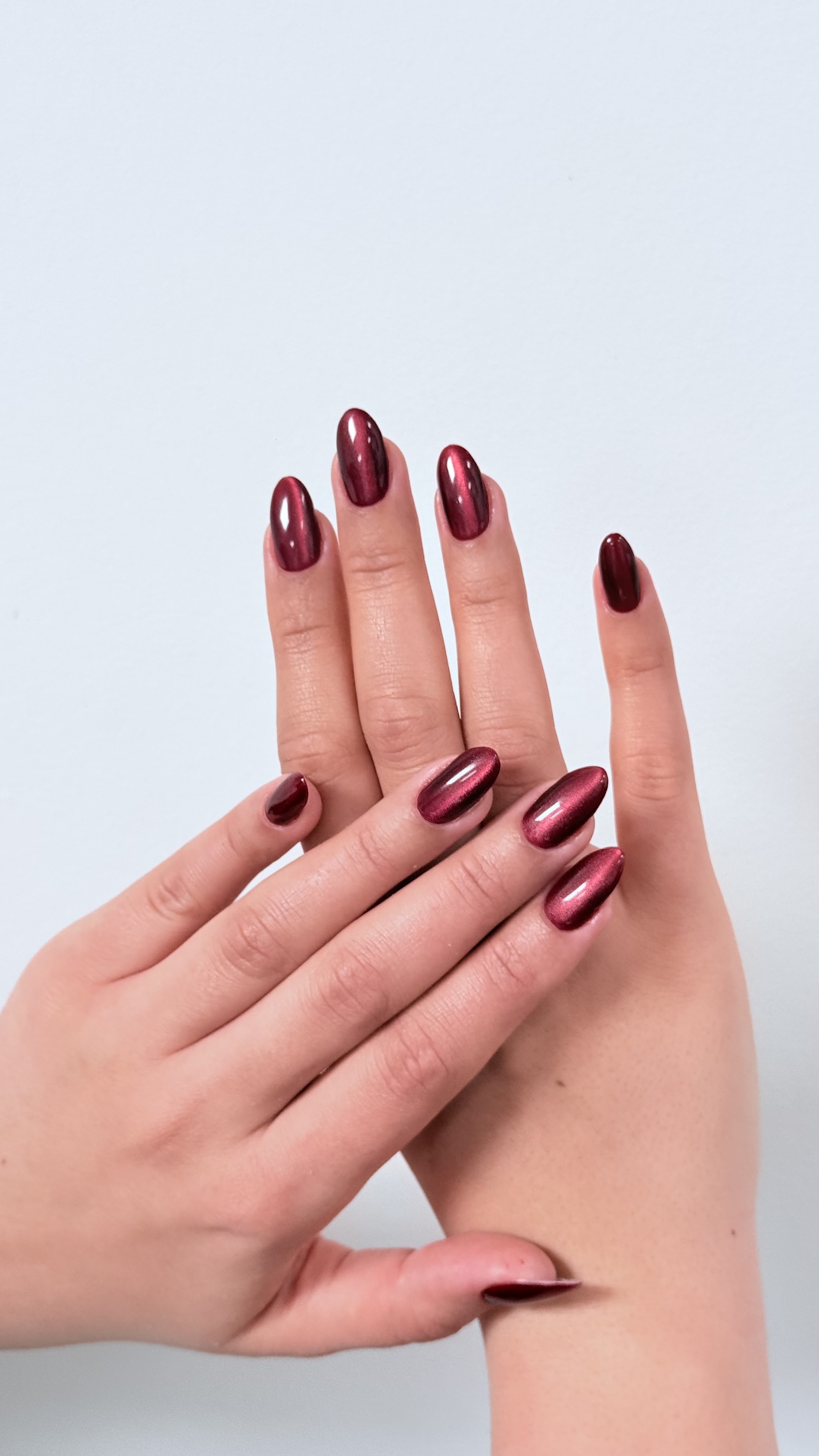 Afgewerkte bordeauxrode nagels met een glanzende afwerking