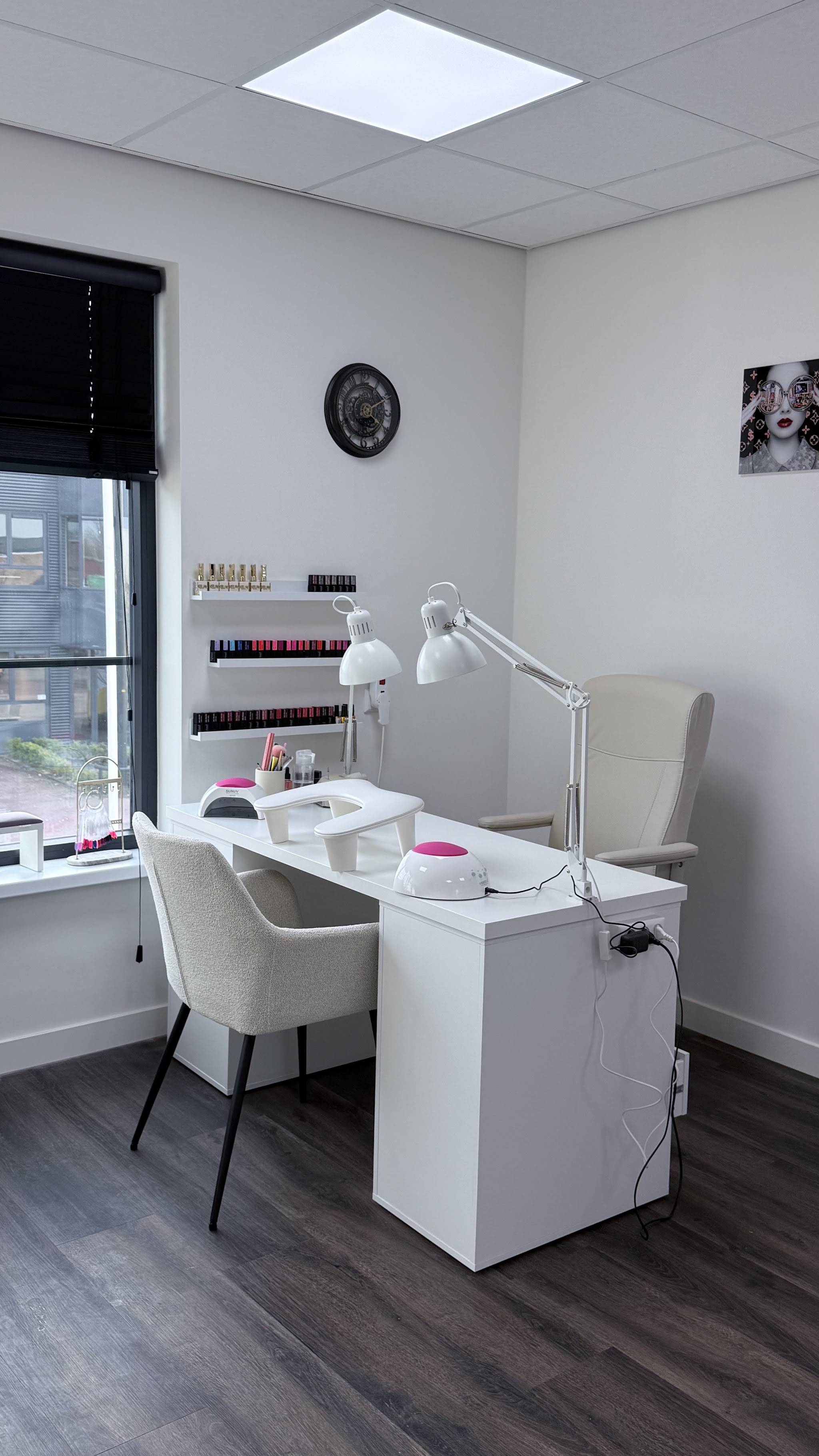 De manicurewerkplek in de lichte nagelstudio