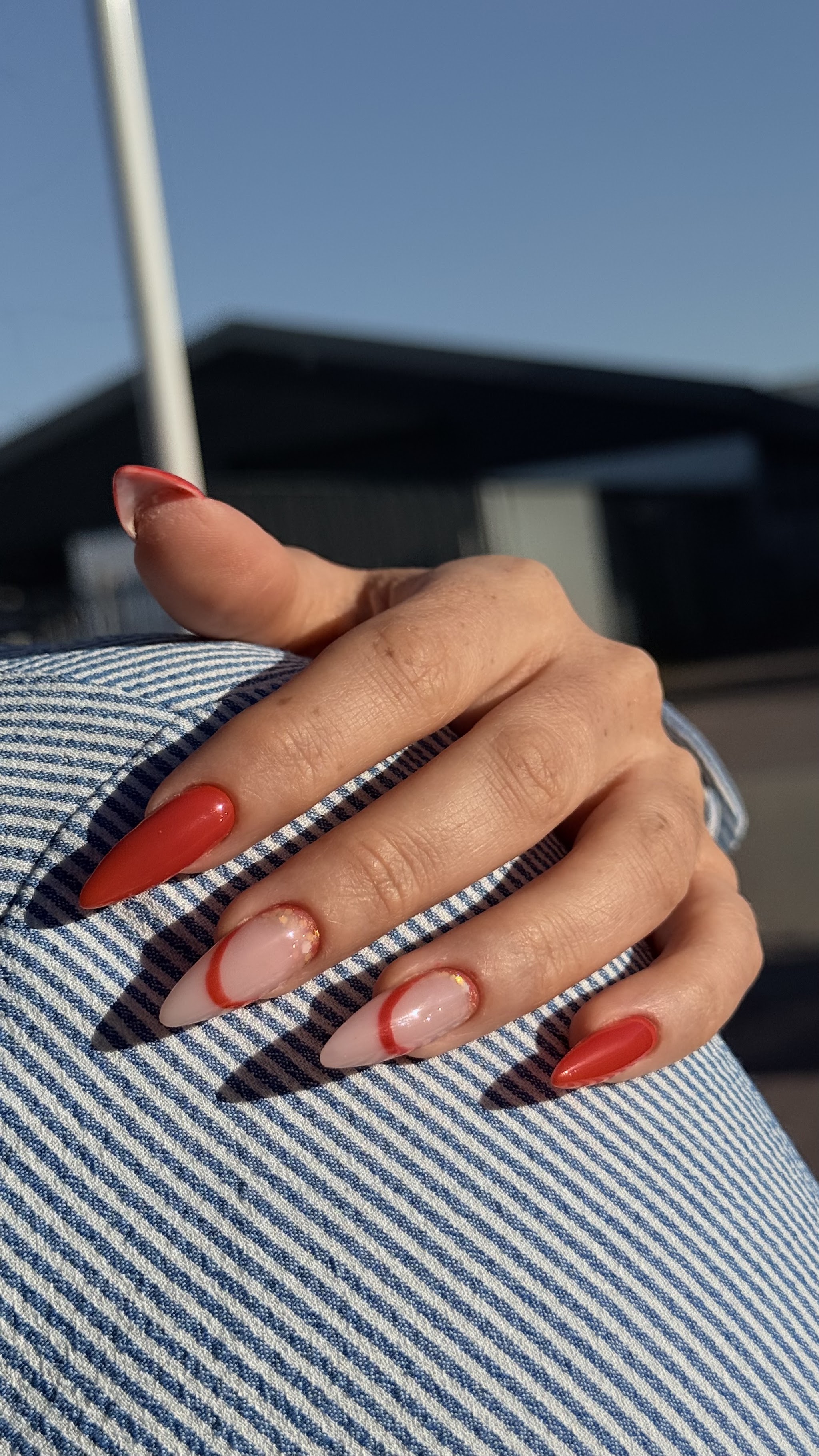 Koperrode nagels met een glanzend accent