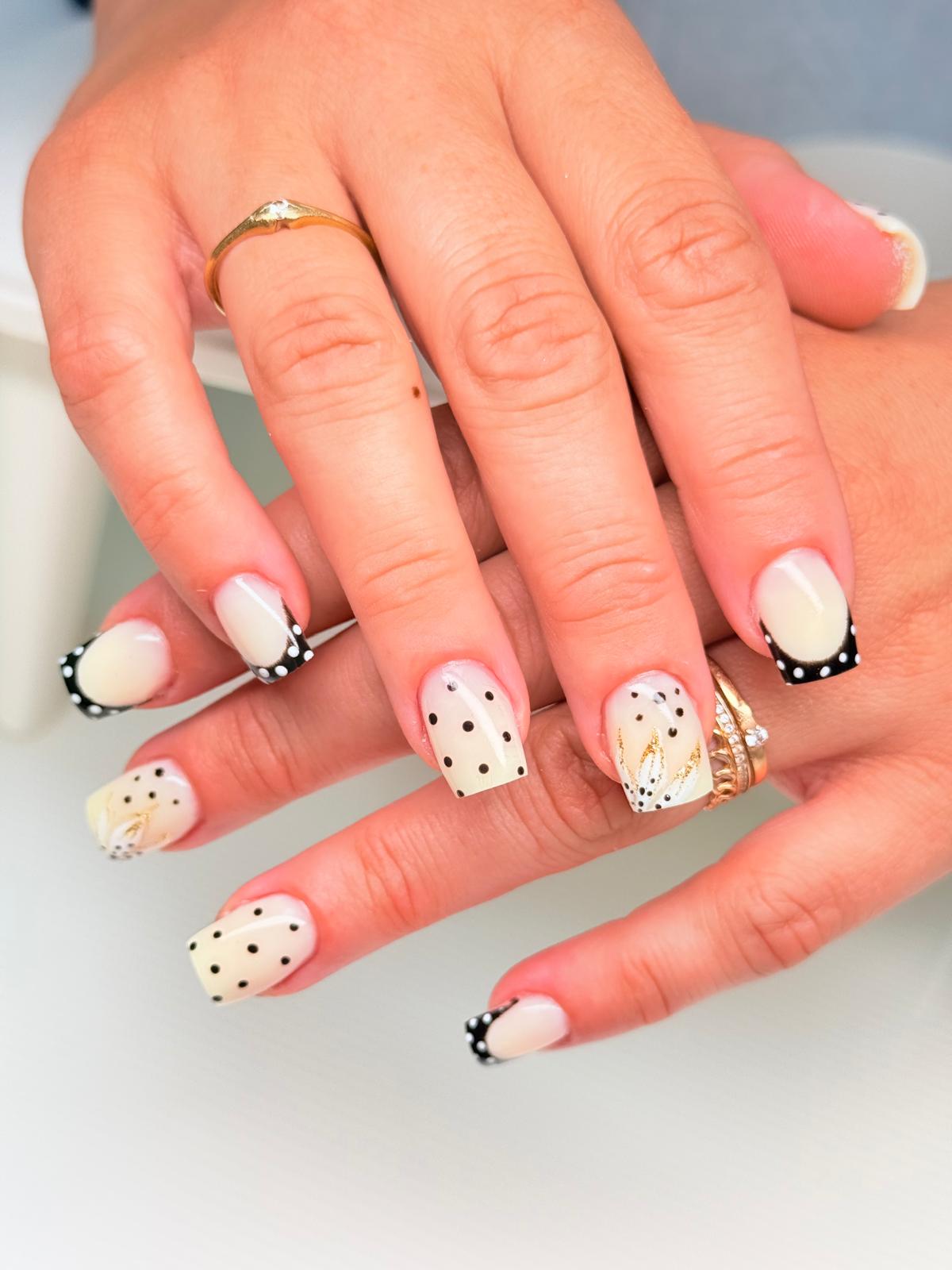Lichtroze nagels met zwarte en witte details